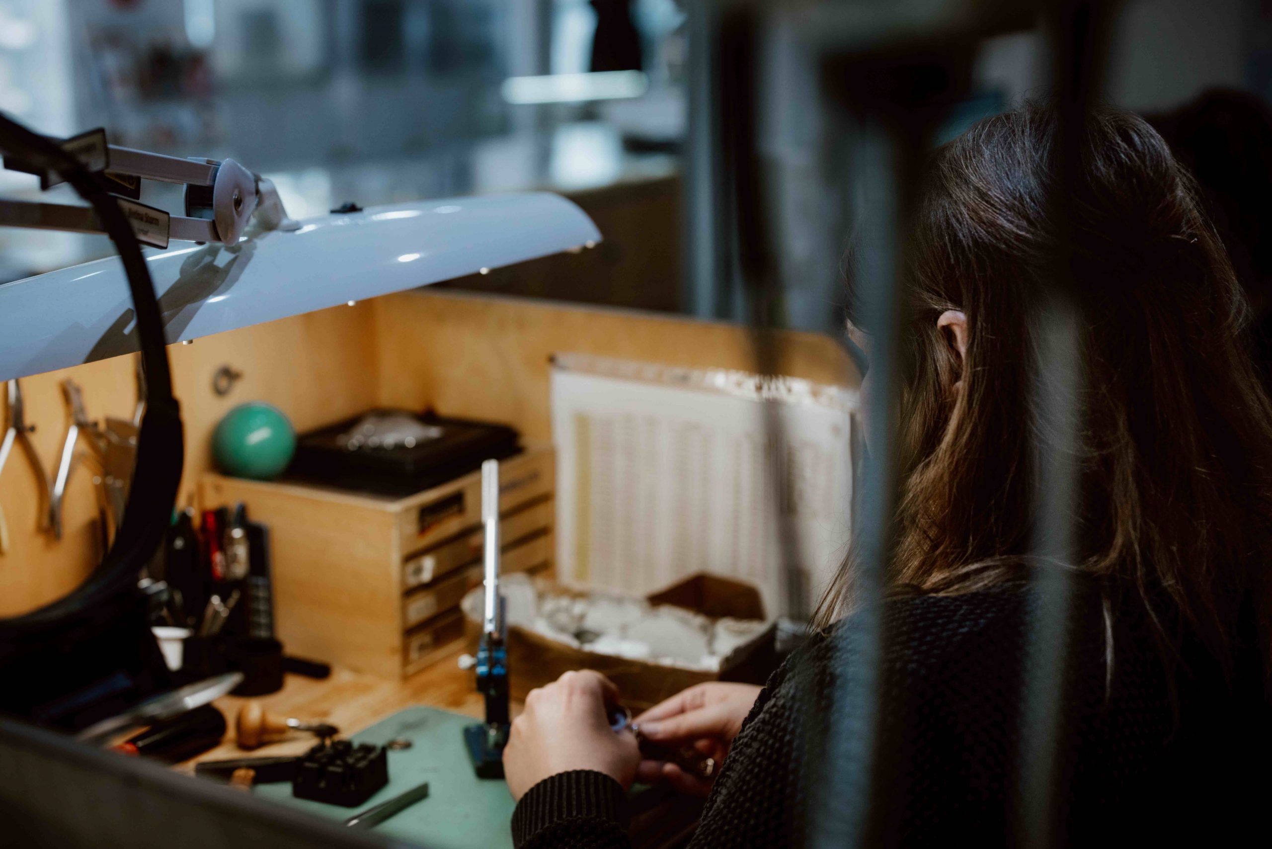 Titelbild_Services Frau, welche Schmuckstück repariert
